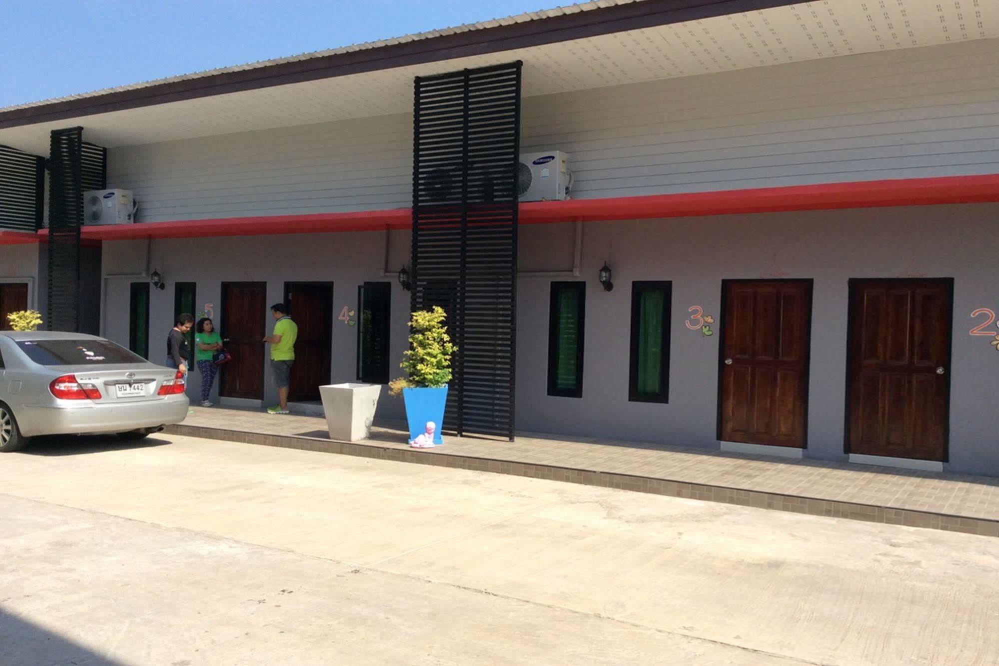Baan Sri Family Hotel Kabin Buri Luaran gambar