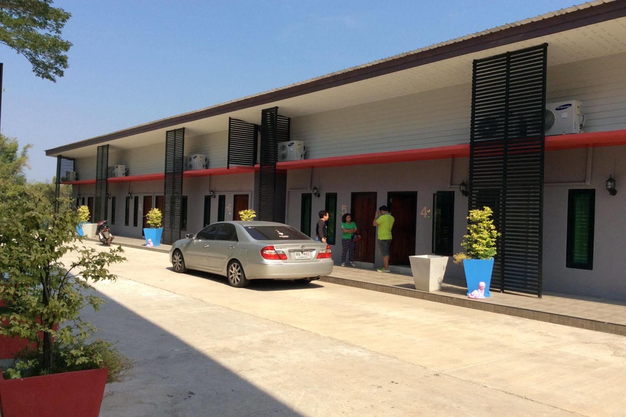 Baan Sri Family Hotel Kabin Buri Luaran gambar